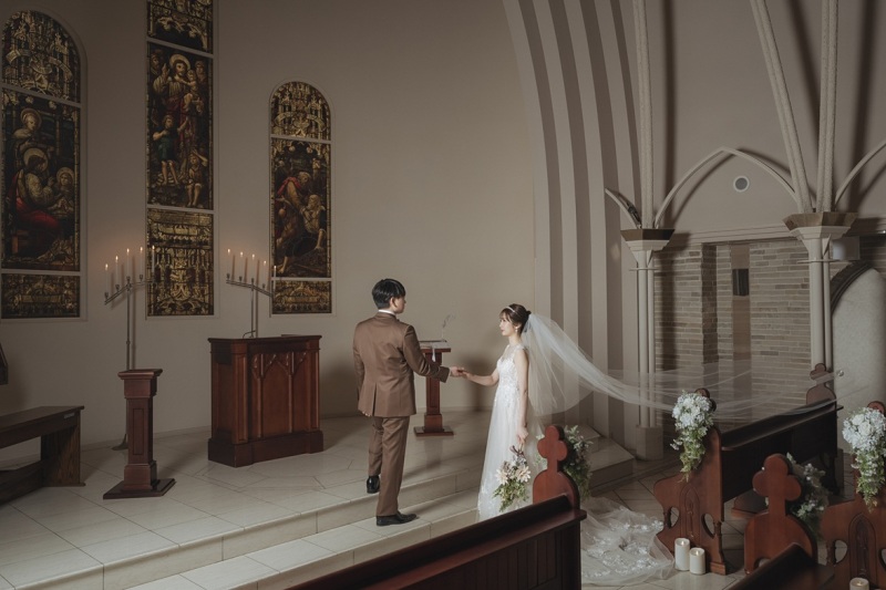チャペルで整うふたりの写真
