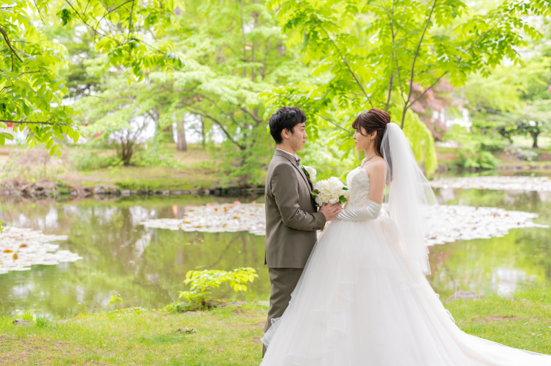 春まちチャペルと緑の芽吹くウェデイングベストマッチングフォト