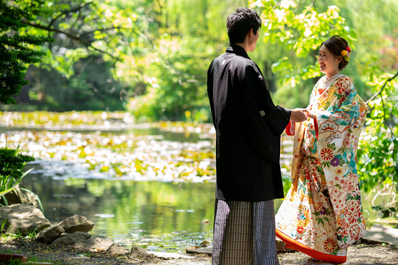 夏の和装道庁公園の緑の中で