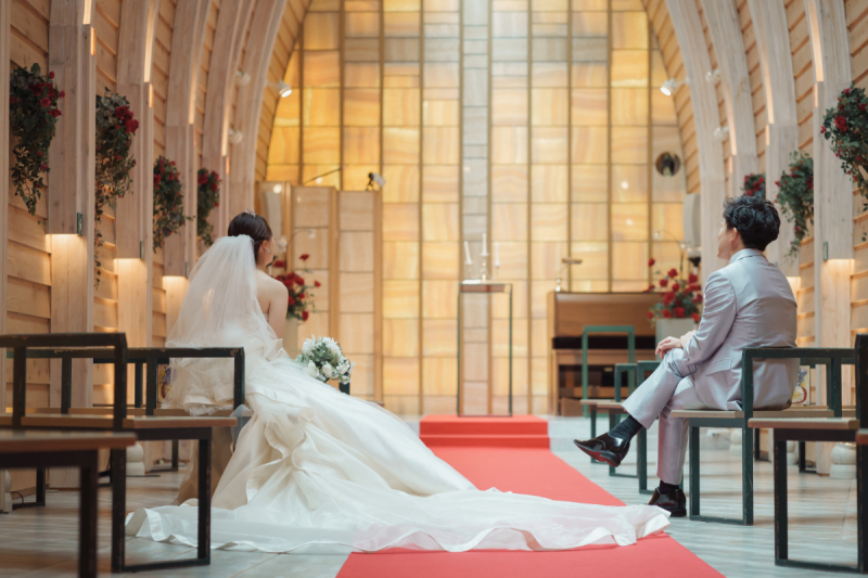 光のチャペルで写真だけ結婚式緑の中ふたりの趣味のスノーボードとフォトウェデイング