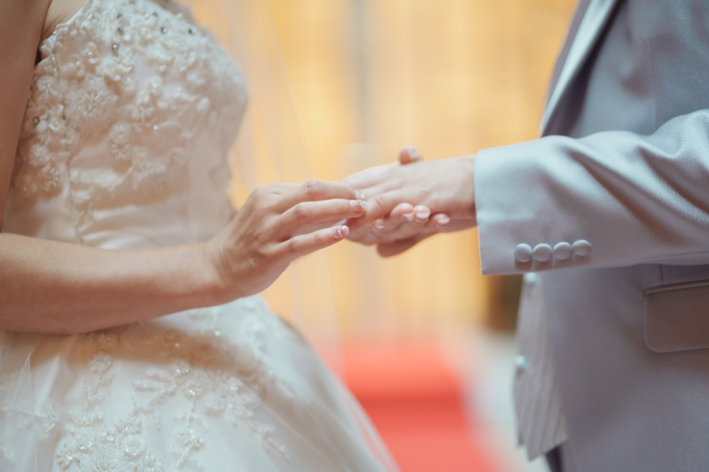 光のチャペルで写真だけ結婚式緑の中ふたりの趣味のスノーボードとフォトウェデイング
