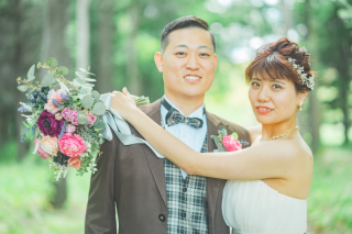 緑が芽吹く季節の前田森林公園でフォトウェデイング