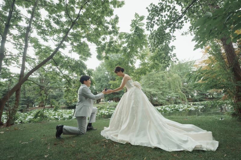 光のチャペルで写真だけ結婚式緑の中ふたりの趣味のスノーボードとフォトウェデイング