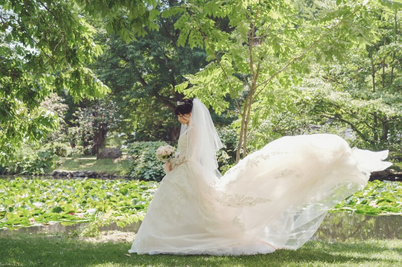 緑が芽吹く頃のウェデイングドレスでフォトウェデイング