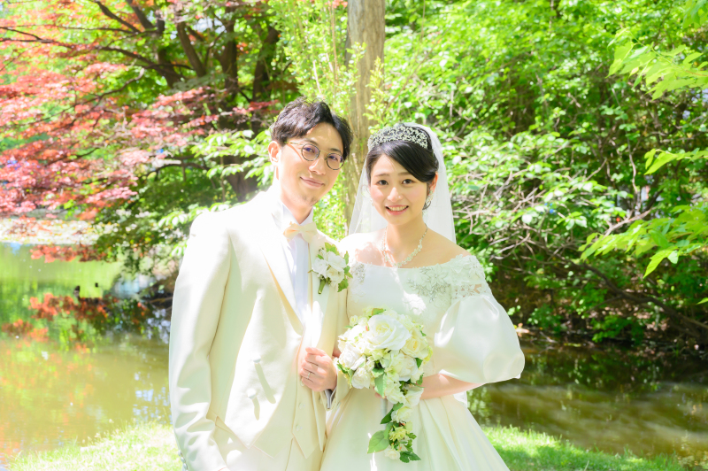 春まちグリーンがまぶしいウェデイングドレスと洋館