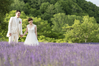 和装からウェデイングに着替えてラベンダー畑へ