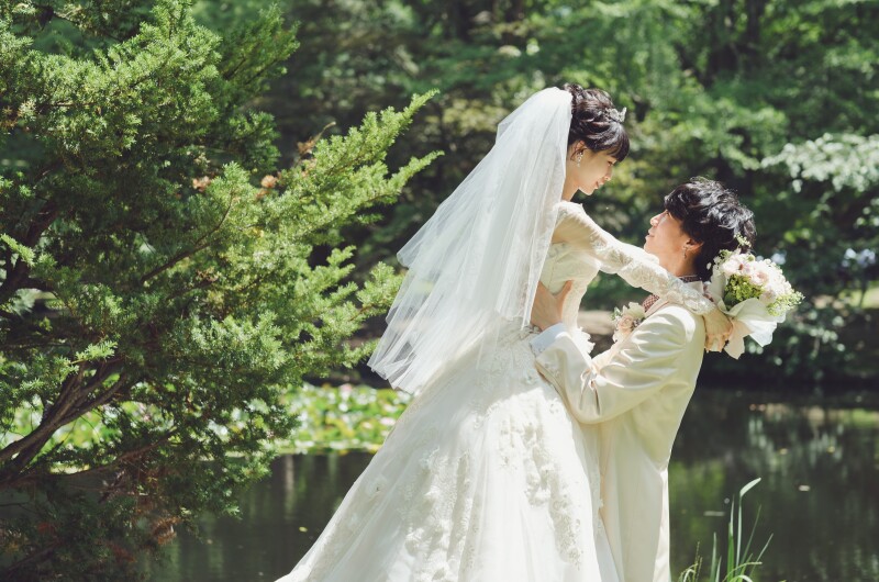 緑が芽吹く頃のウェデイングドレスでフォトウェデイング