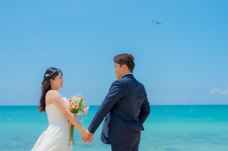 青い海と笑顔に包まれて歩くふたりの沖縄ビーチフォト♡時が経つごとに写真も濃くなる