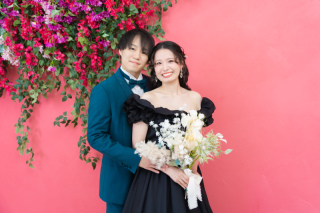 大人可愛いブラックドレスと純白ドレス♡沖縄の海で叶える王道＆上品ウェディング