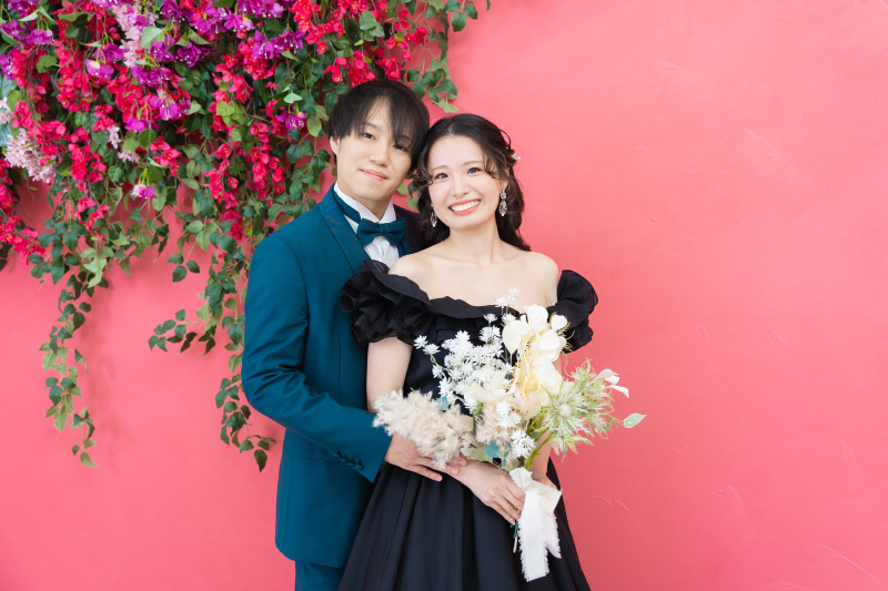 大人可愛いブラックドレスと純白ドレス♡沖縄の海で叶える王道＆上品ウェディング