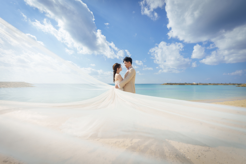 青いビーチと洗練されたスタジオ撮影でお二人の幸せを欲張りに叶える贅沢な一日を共に