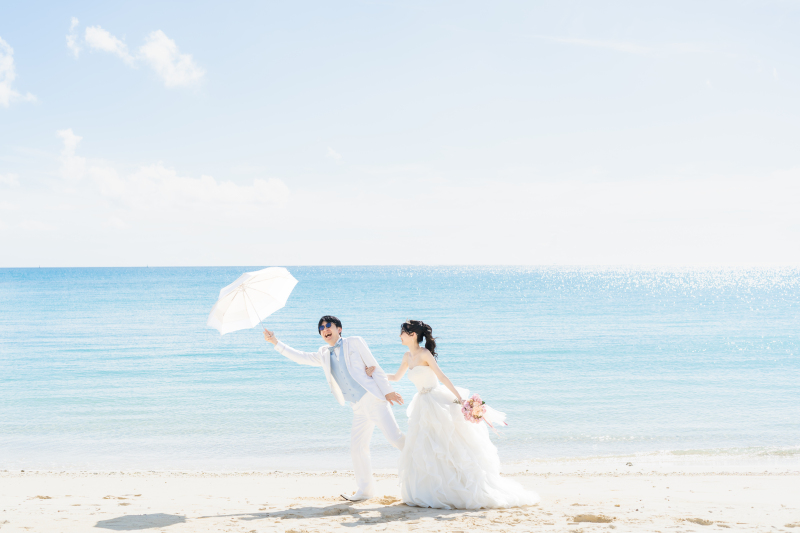 青い海とまぶしい光の中で笑顔がはじける！爽やかな沖縄ビーチフォトウェディング♡