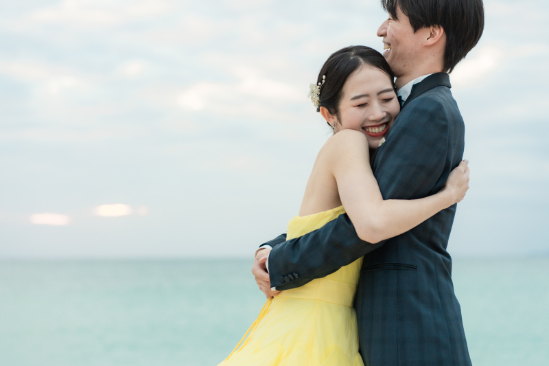 2月撮影のお客様フォト♩スタジオの鮮やかな色彩から、ビーチへ。笑顔あふれる撮影に