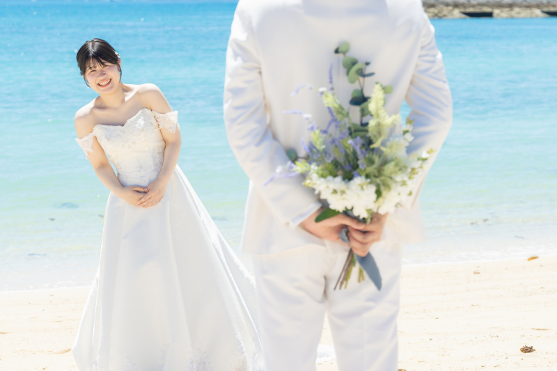 青い海と木漏れ日に包まれた、幸せいっぱいのウェディングフォトを大切な思い出として
