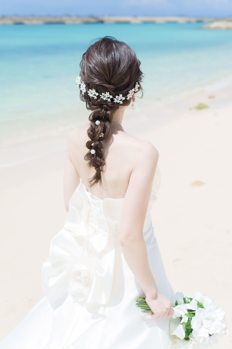 海風になじむ3つの花嫁ヘアで魅せる後ろ姿スタイル集♡