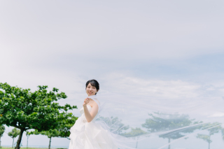 海と空に包まれて♡ベールが舞うビーチフォトと華やかカラードレス撮影プラン
