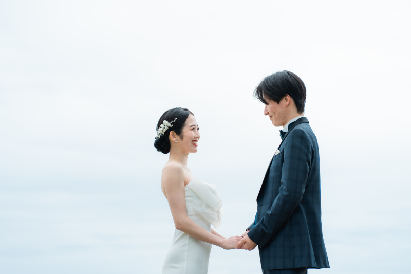 2月撮影のお客様フォト♩スタジオの鮮やかな色彩から、ビーチへ。笑顔あふれる撮影に