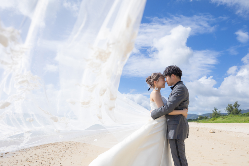 真っ白なドレスを見にまとって