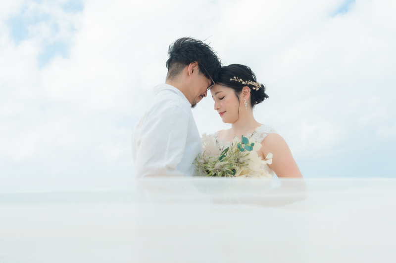真っ白なドレスを見にまとって