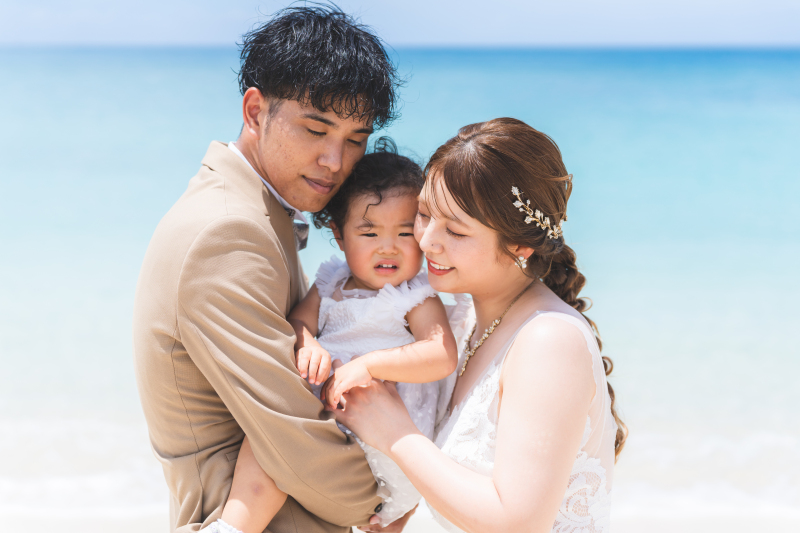 青い海と笑顔に包まれて♡ご家族の愛があふれるあたたかなビーチフォトウェディング