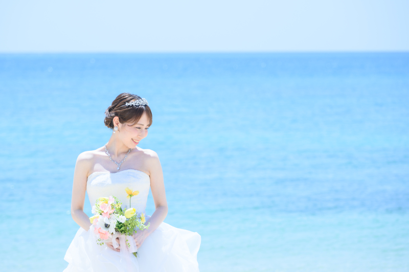 ビーチ&スタジオプランで叶える、南国の花と青い海で叶う沖縄フォトウェディング