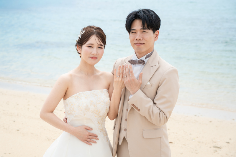 鮮やかなブーゲンビリアと青い海!スタジオ&ビーチで叶える大人可愛いフォト婚♪