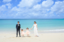 家族みんなで沖縄の青空の下へ♡笑顔いっぱいのナチュラルビーチフォトウェディング