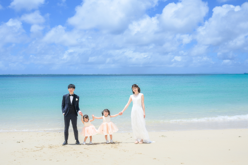 家族みんなで沖縄の青空の下へ♡笑顔いっぱいのナチュラルビーチフォトウェディング