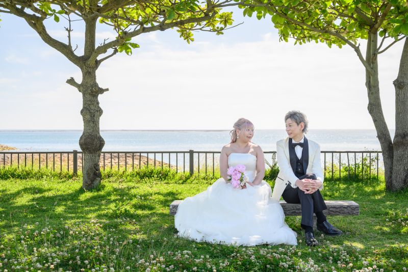 沖縄の海でウェディングフォトを叶えたい人集合！フレームフォトや緑溢れるシーンも♡