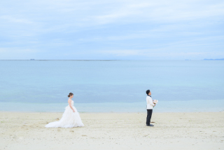 沖縄の海で誓う幸せいっぱいのブーケセレモニー♡