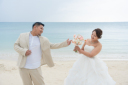 沖縄の海でフォトウェディング♡笑顔が溢れる素敵なおふたりにスーを差し上げます!
