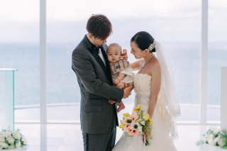 青い海と光あふれるチャペルで♡お子さまと一緒に叶える家族ウェディングフォト