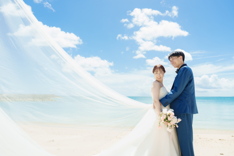 空と海が祝福する日♡ナチュラルに輝くおふたりのビーチ＆グリーンロケーションフォト