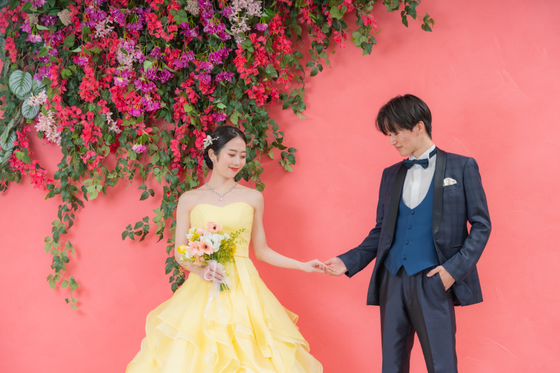 2月撮影のお客様フォト♩スタジオの鮮やかな色彩から、ビーチへ。笑顔あふれる撮影に