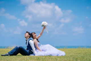 沖縄ブルーとラベンダードレスの輝き♡自然体で楽しむリゾートフォトウェディング