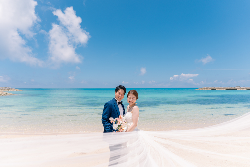 二人らしさ全開！アイテムで叶える、おしゃれで楽しい個性派ビーチフォト！