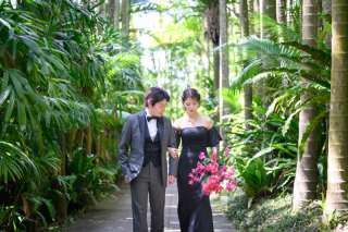 緑に映える黒ドレスと海に輝く白ドレスで残す特別な1日♡