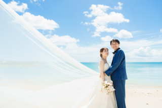 沖縄の青空と海に包まれる憧れのベールフォト
