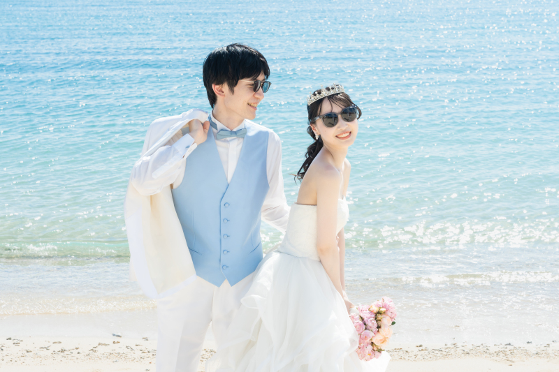 はじける笑顔!青い海と空の下で叶える、おふたりらしさ満載のウェディングフォト