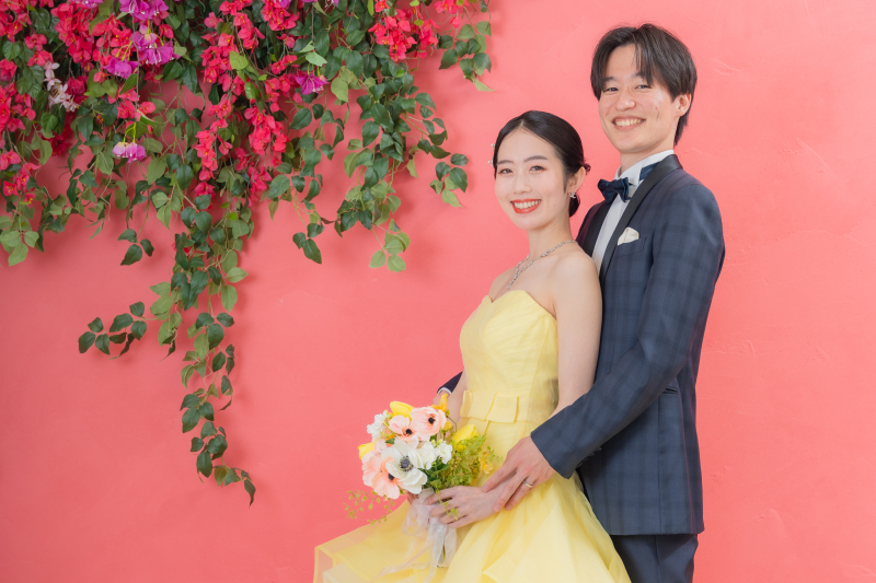 2月撮影のお客様フォト♩スタジオの鮮やかな色彩から、ビーチへ。笑顔あふれる撮影に