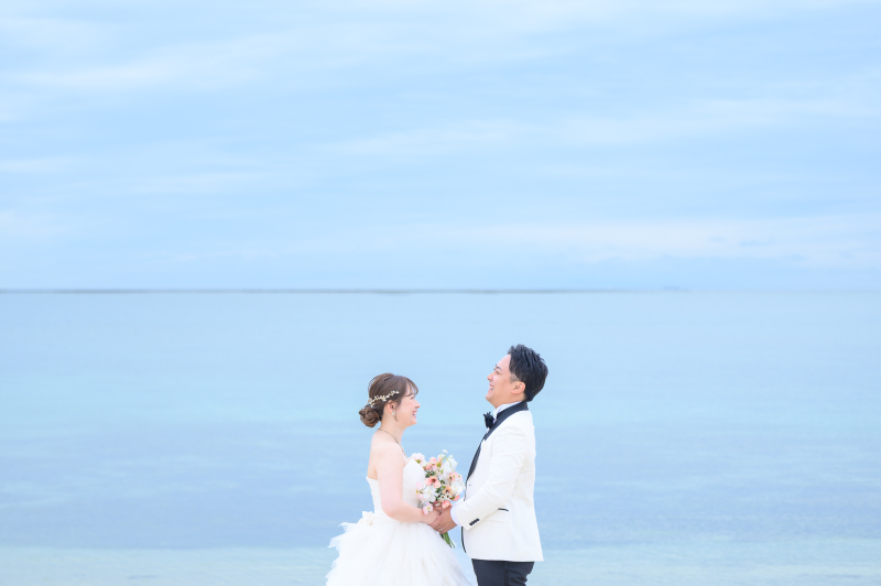 沖縄の海で誓う幸せいっぱいのブーケセレモニー♡