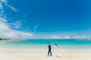 ビーチでウエディングフォト