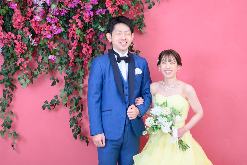 色鮮やかなドレスと遊び心ある小物♡沖縄の海で楽しむ大人可愛いフォトウェディング