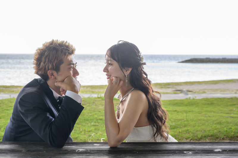 ビビッドな花と海のきらめきの中で♡お気に入りのネックレスが輝く沖縄ウェディング