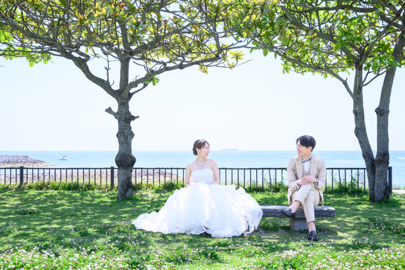 ビーチ&スタジオプランで叶える、南国の花と青い海で叶う沖縄フォトウェディング