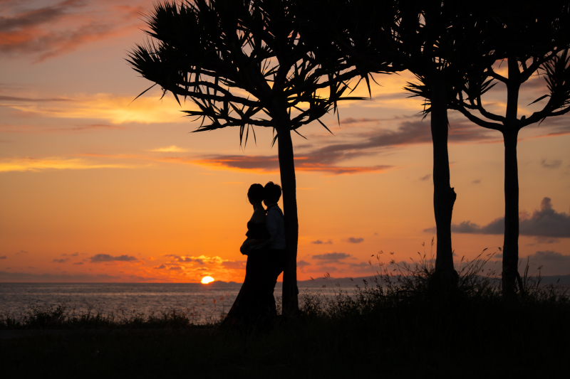沖縄の海と夕陽に包まれるロマンチックなサンセット♡その日しか見れない特別な体験
