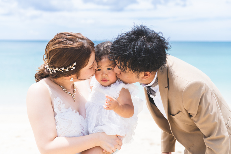 青い海と笑顔に包まれて♡ご家族の愛があふれるあたたかなビーチフォトウェディング