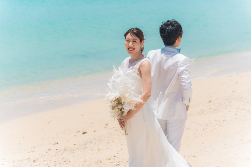 真っ白なドレスを見にまとって