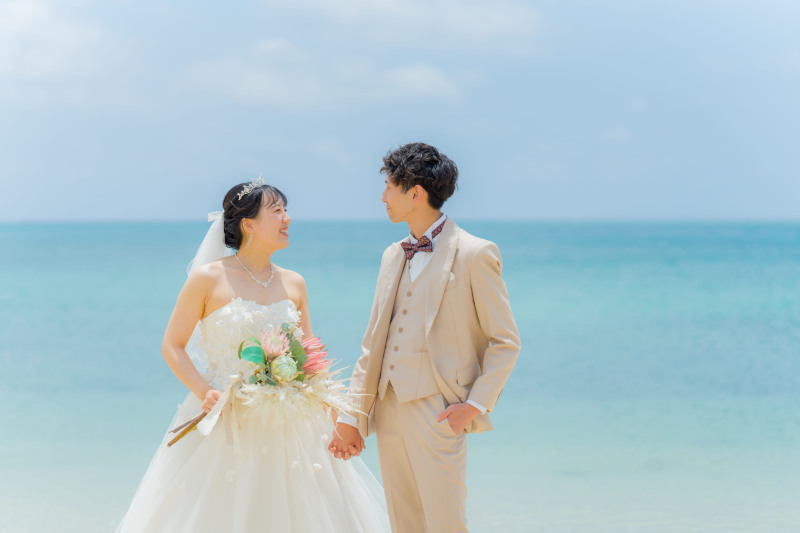 エメラルドグリーンの海が眩しい！お二人の笑顔が弾ける素敵なロケーションフォト！！