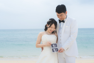 沖縄の海と緑に包まれて♡新しい命と共に迎える特別なビーチフォトウェディング